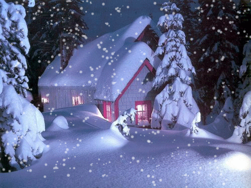 Новогодние открытки. Завораживающая анимированная новогодняя открытка. На опушке леса уютно расположился небольшой белый домик, который почти сливается с зимним пейзажем. Снежинки неторопливо падают на землю, покрывая её белоснежным покрывалом из снега.