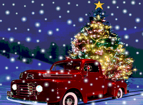 Новогодние открытки. Вечерний лес, красный ретро автомобиль у нарядной ёлки и снегопад. Отличная анимированная открытка к Новому году!
