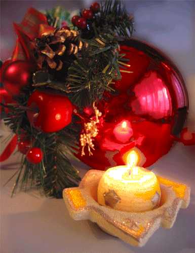 Новогодние открытки. Замечательная анимированная новогодняя открытка со свечой и новогодней игрушкой – на еловой ветке с шишками висит большой красный шар и разные фрукты и ягоды. Пламя свечи так загадочно мерцает и красиво отражается в ёлочном шарике. С Новым годом Вас!