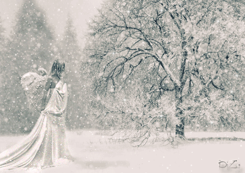 Новогодние открытки. Девушка  в костюме ангела стоит посреди зимнего леса. С неба падает снег. Отличная и очень красивая новогодняя открытка.