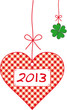 Надпись 2013 в ирландском стиле: лист клевера и клетчатое сердечко с надписью 2013.