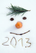 На снегу весёлая рожица снеговика и под ней надпись 2013.