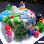 Новогодний торт оформленный ёлочками из марципана и марципановыми снеговиками