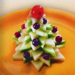 Такую новогоднюю ёлочку можно сделать из яблок, груши, авокадо и украсить вишней, виноградом, любыми ягодами