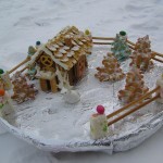 Шикарный новогодний десерт. Деревенский новогодний пейзаж, из бисквитов построены домики и забор, ёлочки. А из сливочного крема сделан снег