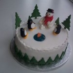 В заснеженном еловом лесу снеговик и пингвины встречают Новый год - отличная тема для оформления новогоднего стола