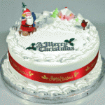 Дед Мороз с красивой стройной ёлочкой украшают рождественский торт