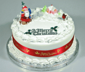 Дед Мороз с красивой стройной ёлочкой украшают рождественский торт