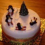 По этому новогоднему торту пингвины катаются на лыжах вокруг ёлки