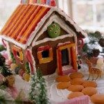 Новогодний пряничный домик из бисквитов, печенья, взбитых сливок и марципана. Торт сделан в виде деревенского домика и двора с ёлками