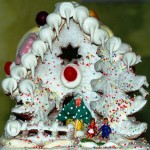 Замечательный рождественский домик из песочного теста, украшенный белой глазурью