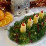 Украшаем салат свежим укропом, которые напоминают еловые ветви и свечками из сырного салата с пламенем-морковкой