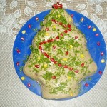 Салат в форме ёлочке украсим зеленью и делаем гирлянду из разноцветного сладкого перца