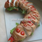 Мясной паштет выложен в виде змеи и украшен кетчупом и редисом