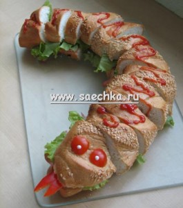 Мясной паштет выложен в виде змеи и украшен кетчупом и редисом
