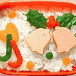 Новогоднее блюдо для детей. Рис, ветчина, овощи. Из ветчины вырезан рождественский колокольчик