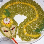 Огурцы использованы для декора салата в виде змеи, а для того, чтобы картинка была ярче добавлены помидорки