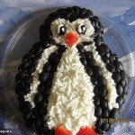 Милый пингвин из крабового салата, оформленный маслинами и морковью