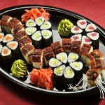 Для любителей суши: в новогоднюю ночь вы можете подать к столу суши сет, выложив суши и ролы в виде змеи