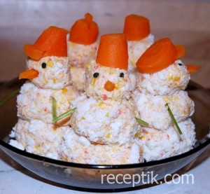 Делаем снеговиком из крабового салата, на голову надеваем ведёрки из моркови