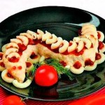 Итальянский салат с макаронами оформлен в форме змеи