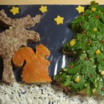 Лось и белочка у наряженной ёлки ждут Нового года - отличное оформление новогоднего салата