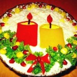 Сырный салат украшеный свечами из красного и жёлтого перца и зеленью - эффектное новогоднее блюдо